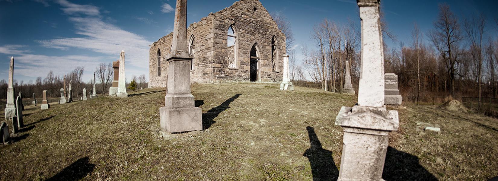 Le cimetière et l'église abandonnée de Rivière-La Guerre